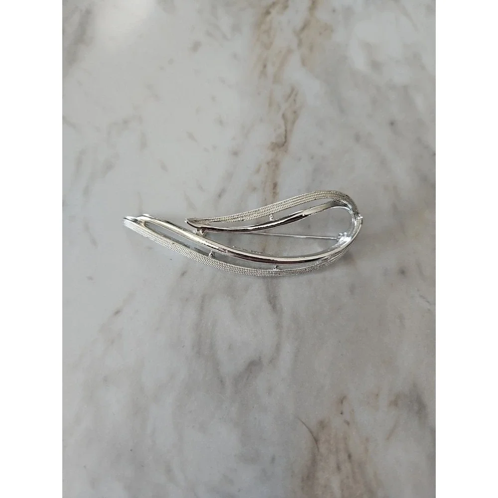 Vintage SARA COVENTRY‎ Silver Tone Textured Brooch Pin